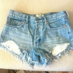 Free people distressed denim shorts 💙
